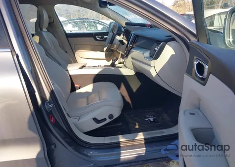 2018 Volvo Xc60 T6 Momentum z USA, uszkodzony, nr VIN YV4A22RK2J1022010